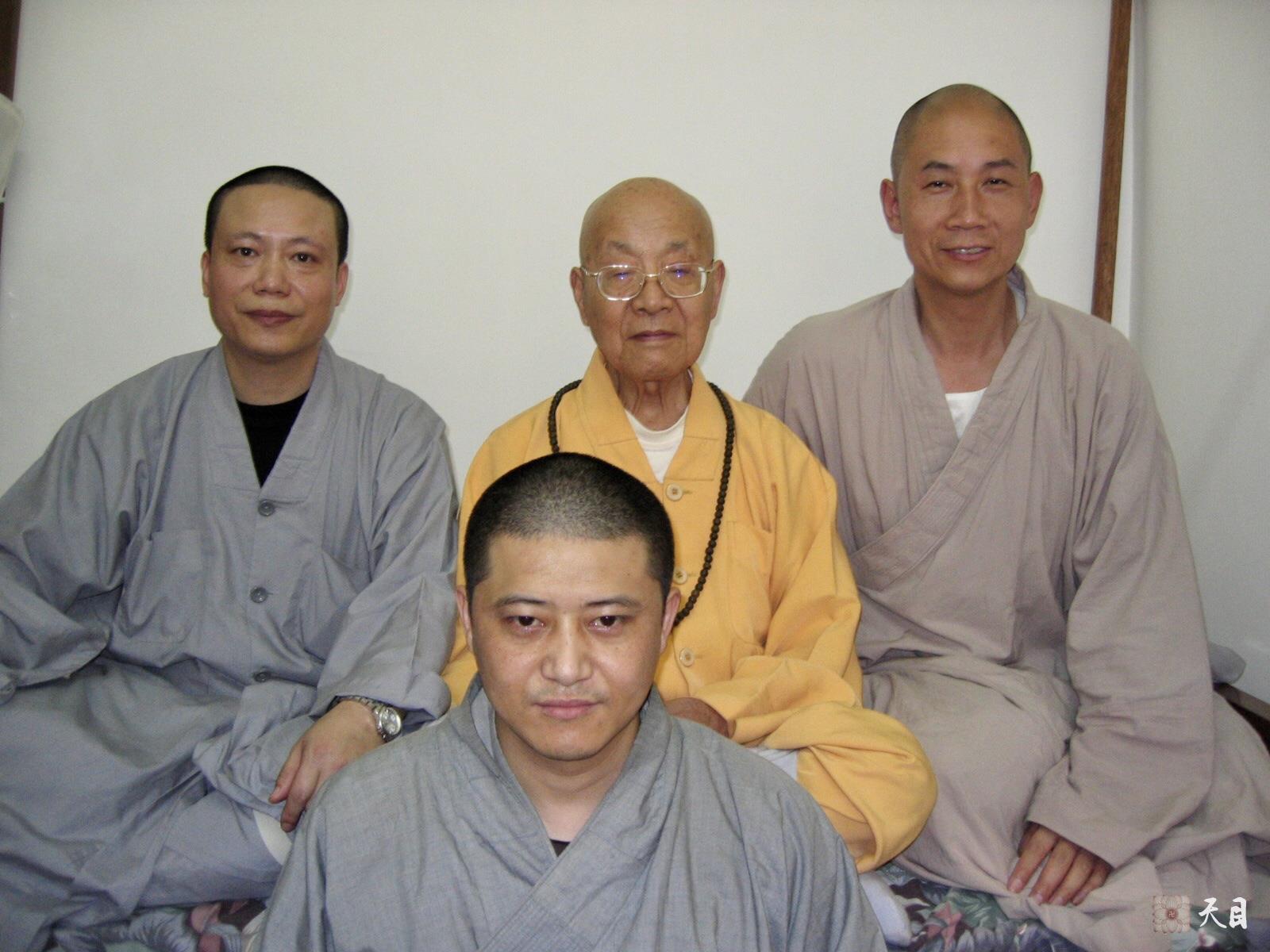 20060507圣观法师陪同戒全长老在香港大屿山宝莲寺参观