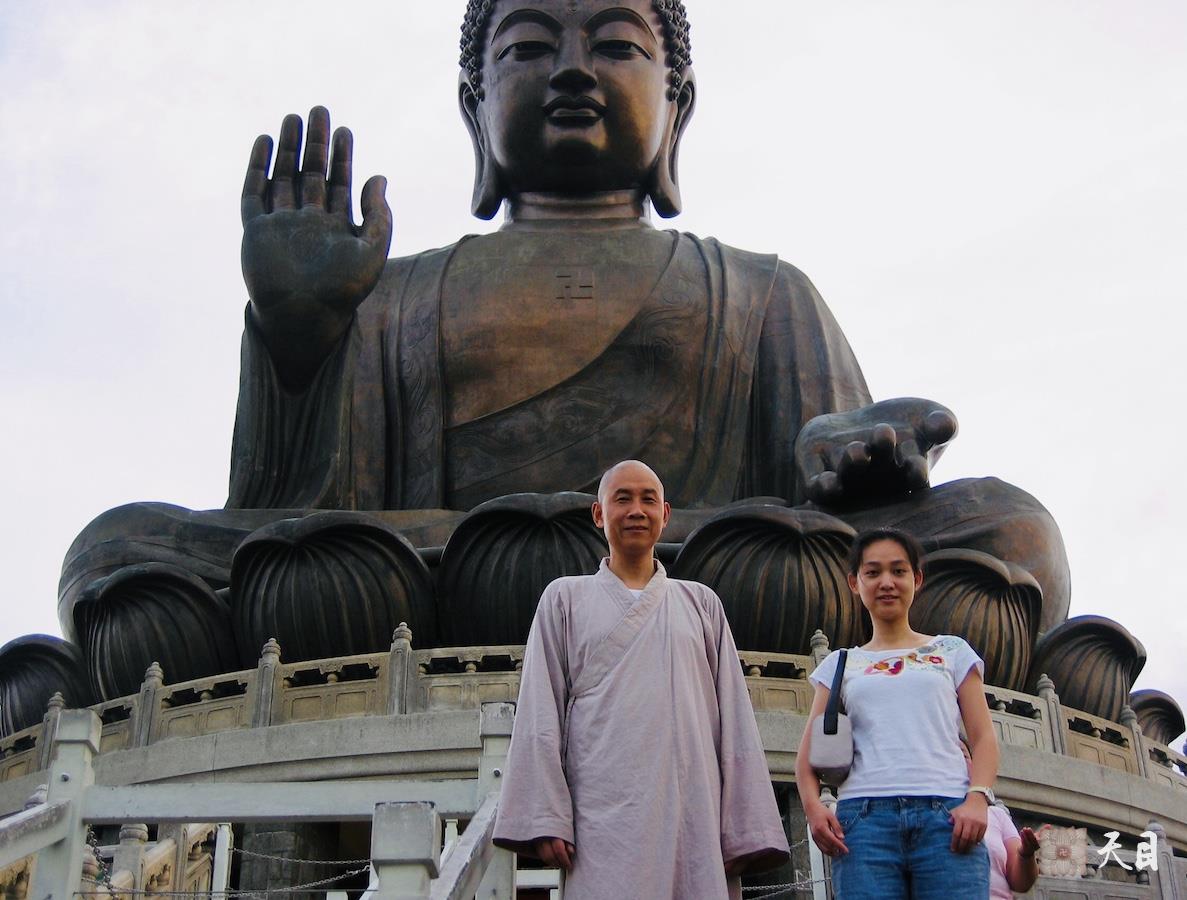 20060508圣观法师陪同戒全长老在香港大屿山礼宝莲寺大佛