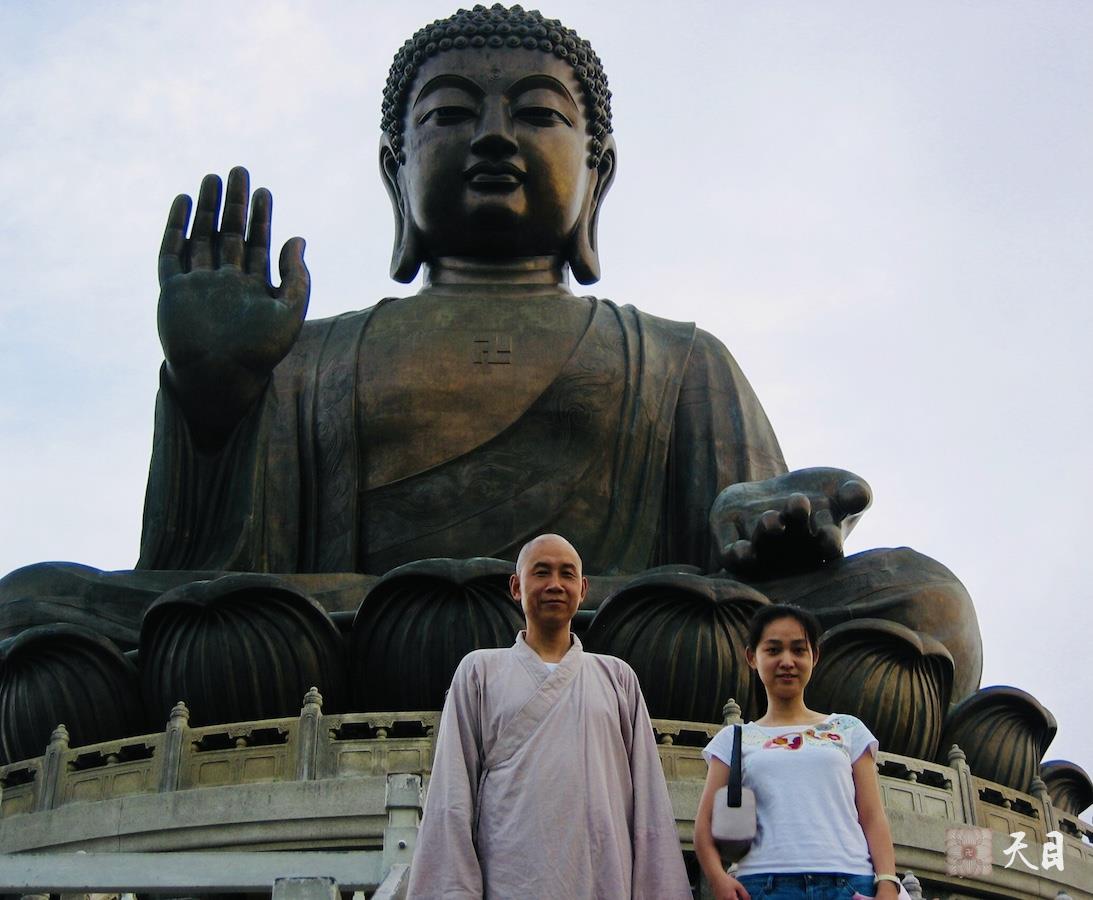 20060508果实（出家前的果实法师）居士跟随恩师圣观法师陪同师公戒全长老在香港礼宝莲寺天坛大佛