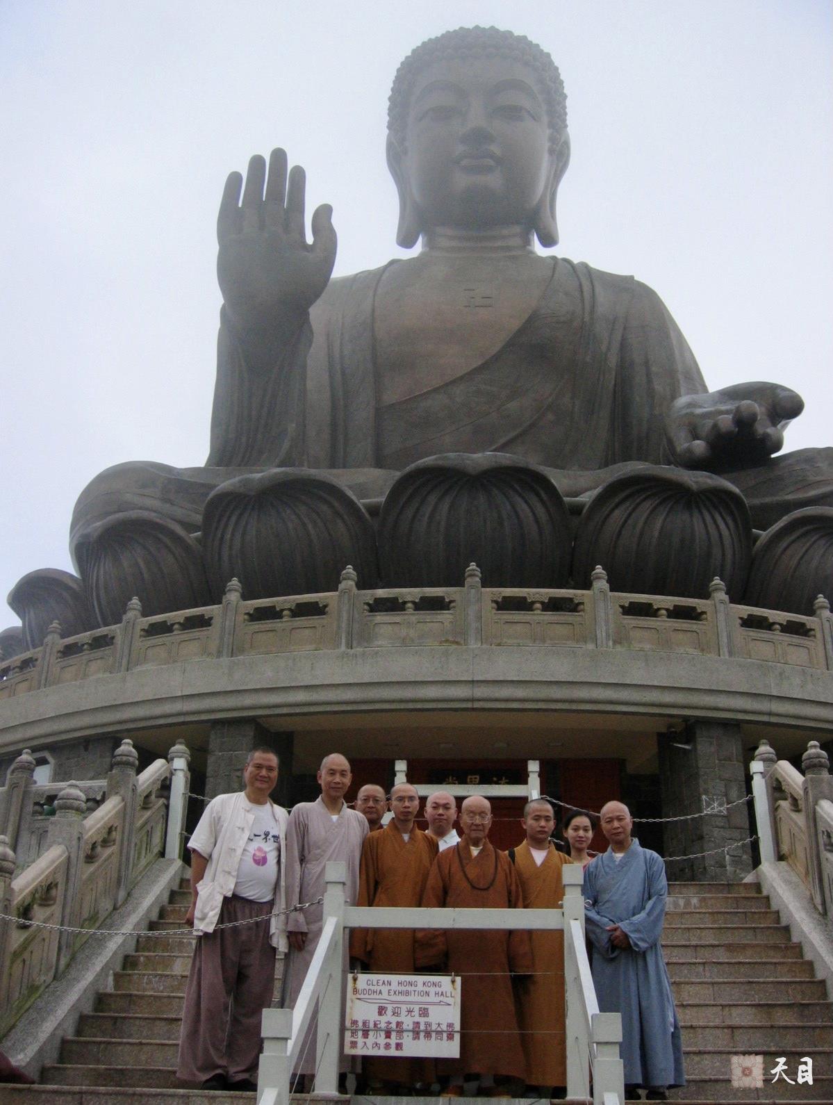 20060508果实（出家前的果实法师）居士跟随恩师圣观法师陪同师公戒全长老在香港礼宝莲寺天坛大佛