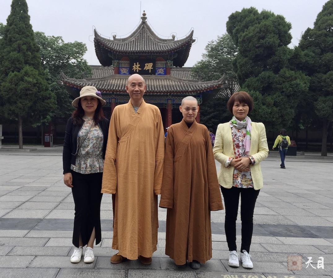 20180521圣观法师带领果实法师等弟子在西安碑林博物馆参学3