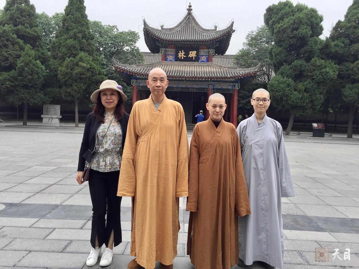 20180521圣观法师带领果实法师等弟子在西安碑林博物馆参学3