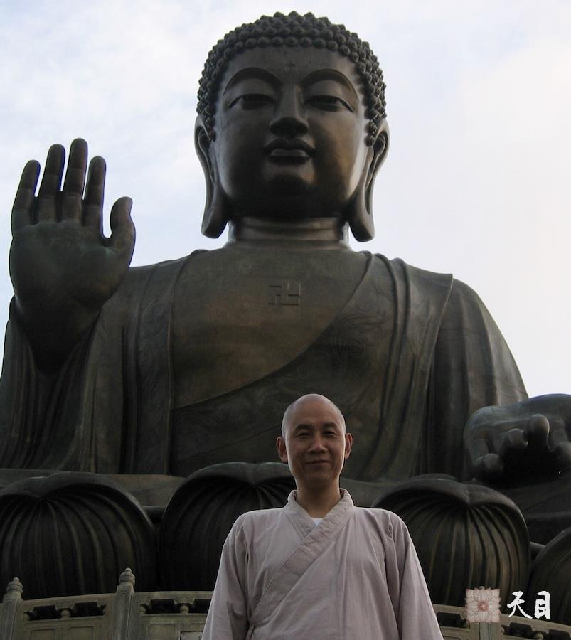 20060508圣观法师陪同戒全长老在香港大屿山礼宝莲寺大佛