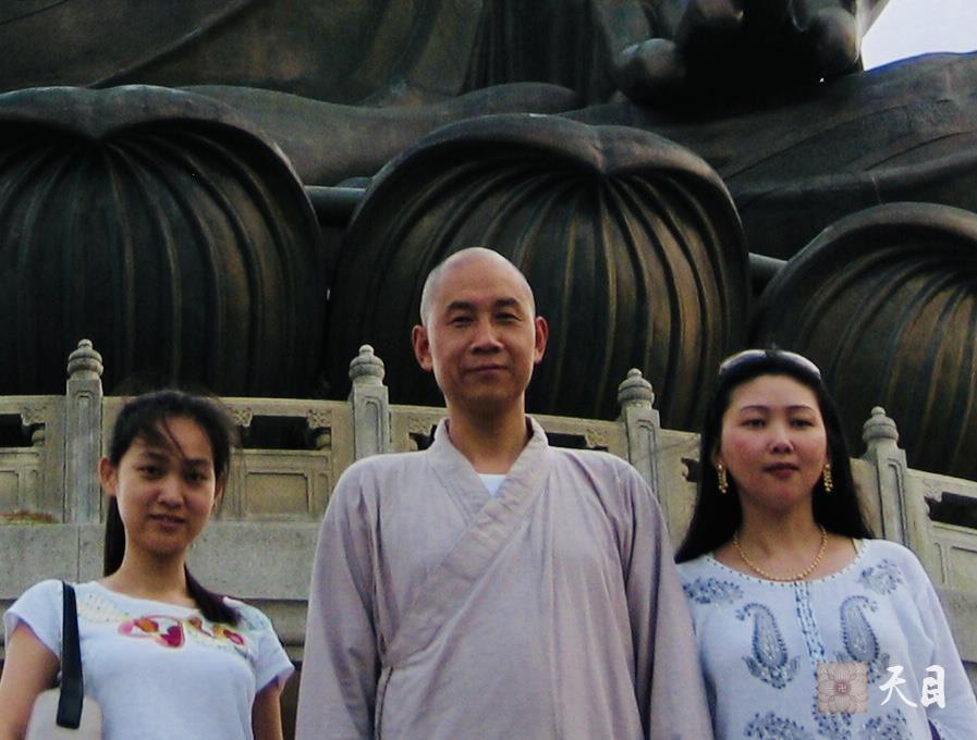 20060508圣观法师陪同戒全长老在香港大屿山礼宝莲寺大佛