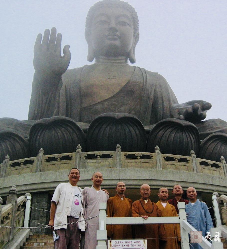 20060508圣观法师及众位法师陪同戒全长老参观香港大屿山宝莲寺大佛前留影