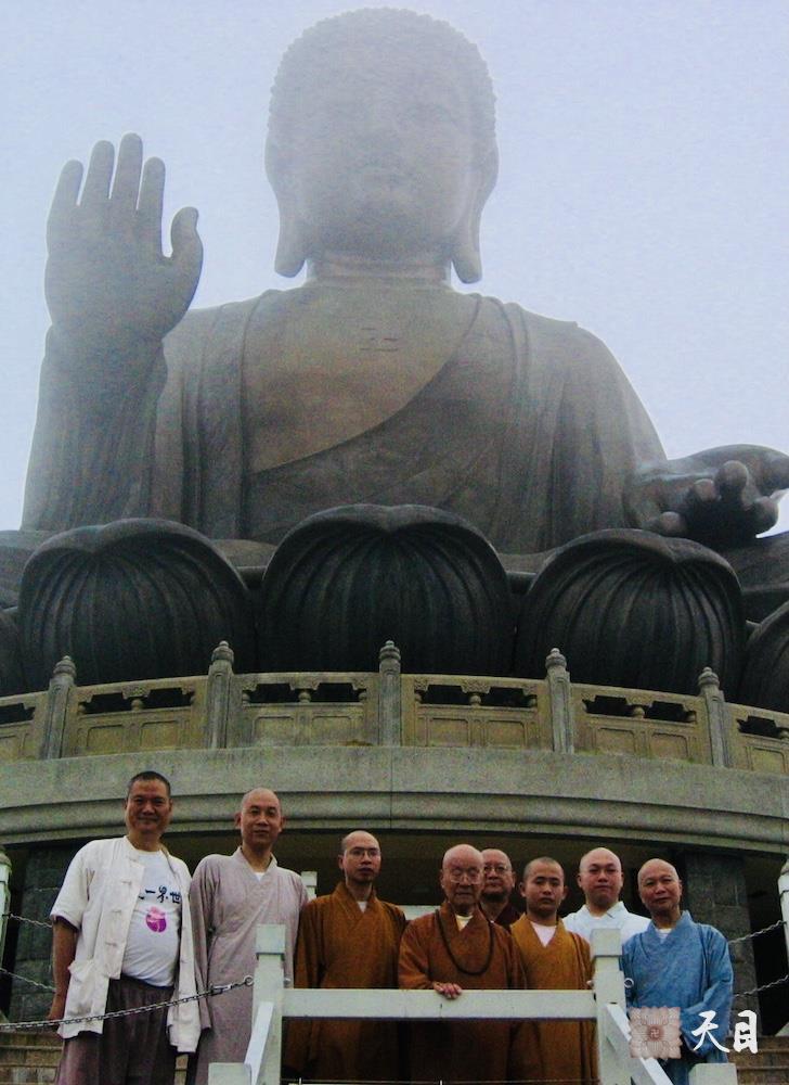 20060508圣观法师及众位法师陪同戒全长老参观香港大屿山宝莲寺大佛前留影