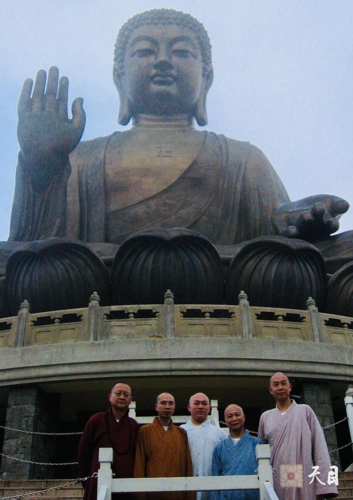 20060508圣观法师及众位法师陪同戒全长老参观香港大屿山宝莲寺大佛前留影
