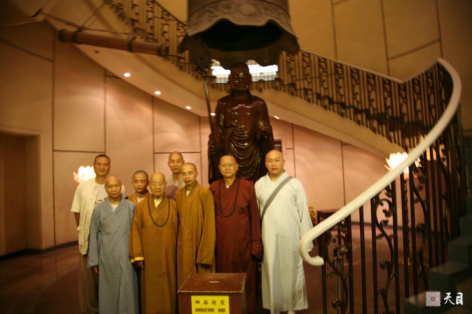 20060508圣观法师及众法师陪同戒全长老在香港大屿山宝莲寺大佛座下瞻仰佛舍利