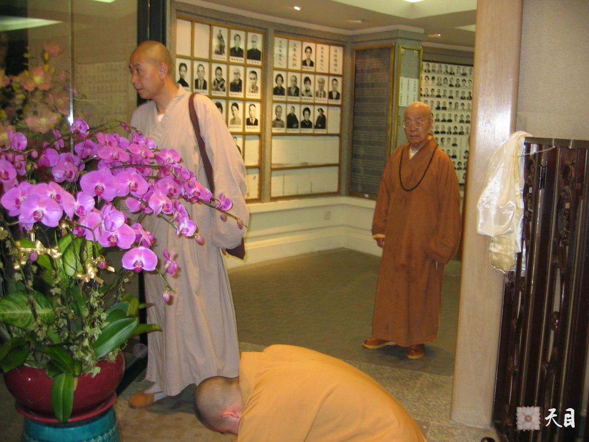 20060508圣观法师及众法师陪同戒全长老在香港大屿山宝莲寺大佛座下瞻仰佛舍利