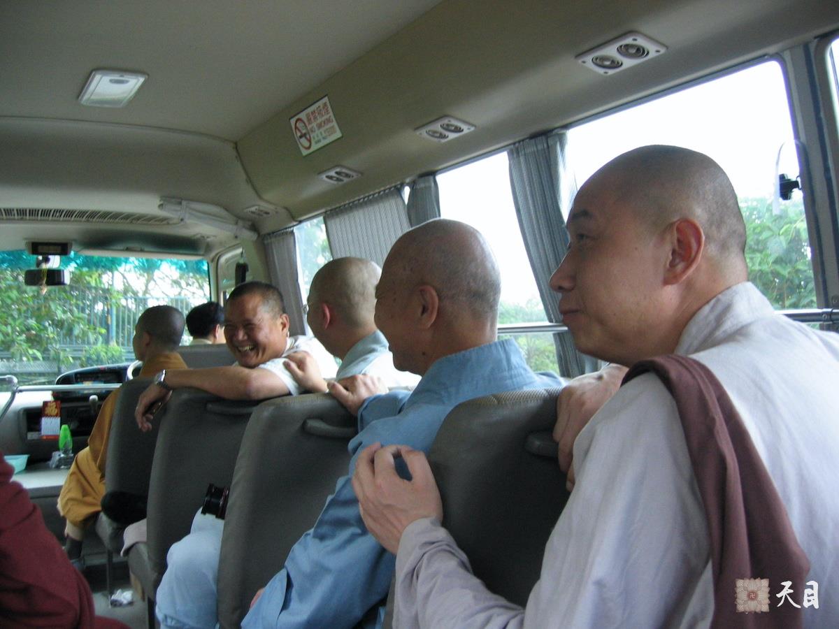 20060508圣观法师及众法师陪同戒全长老在香港大屿山宝莲寺大佛座下瞻仰佛舍利