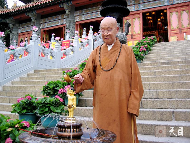 20060507戒全长老在圣观法师陪同下在香港大屿山宝莲寺大雄宝殿前浴佛