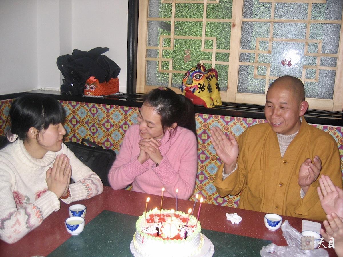 20060111果实（出家前的果实法师）居士提前一天礼请恩师圣观法师在北京兰花花加持生日会