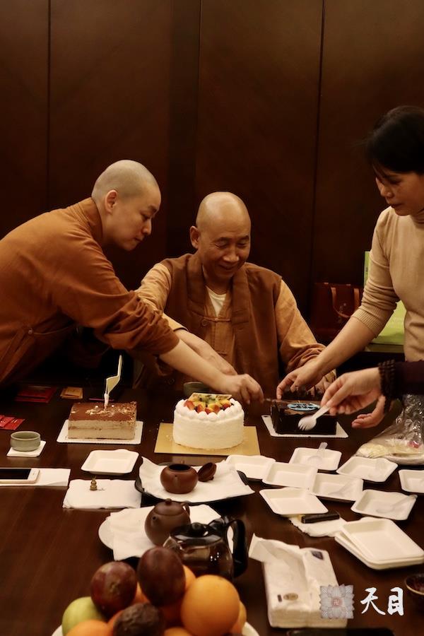 20200112圣观法师在广州粤海喜来登加持果实法师生日5