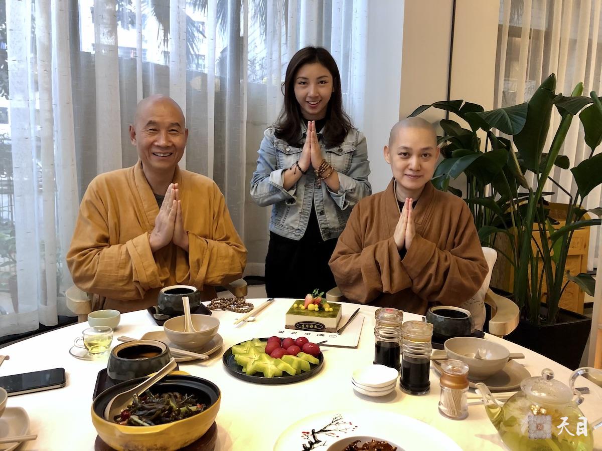 20190112圣观法师在海口700度素食馆加持果实法师生日2