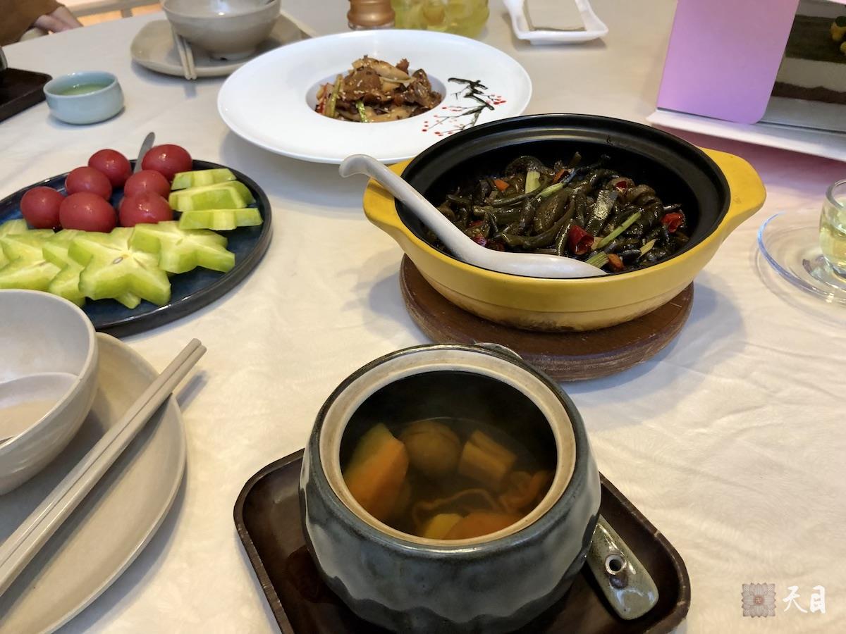 20190112果实法师礼请恩师圣观法师在海口700度素食馆加持生日3