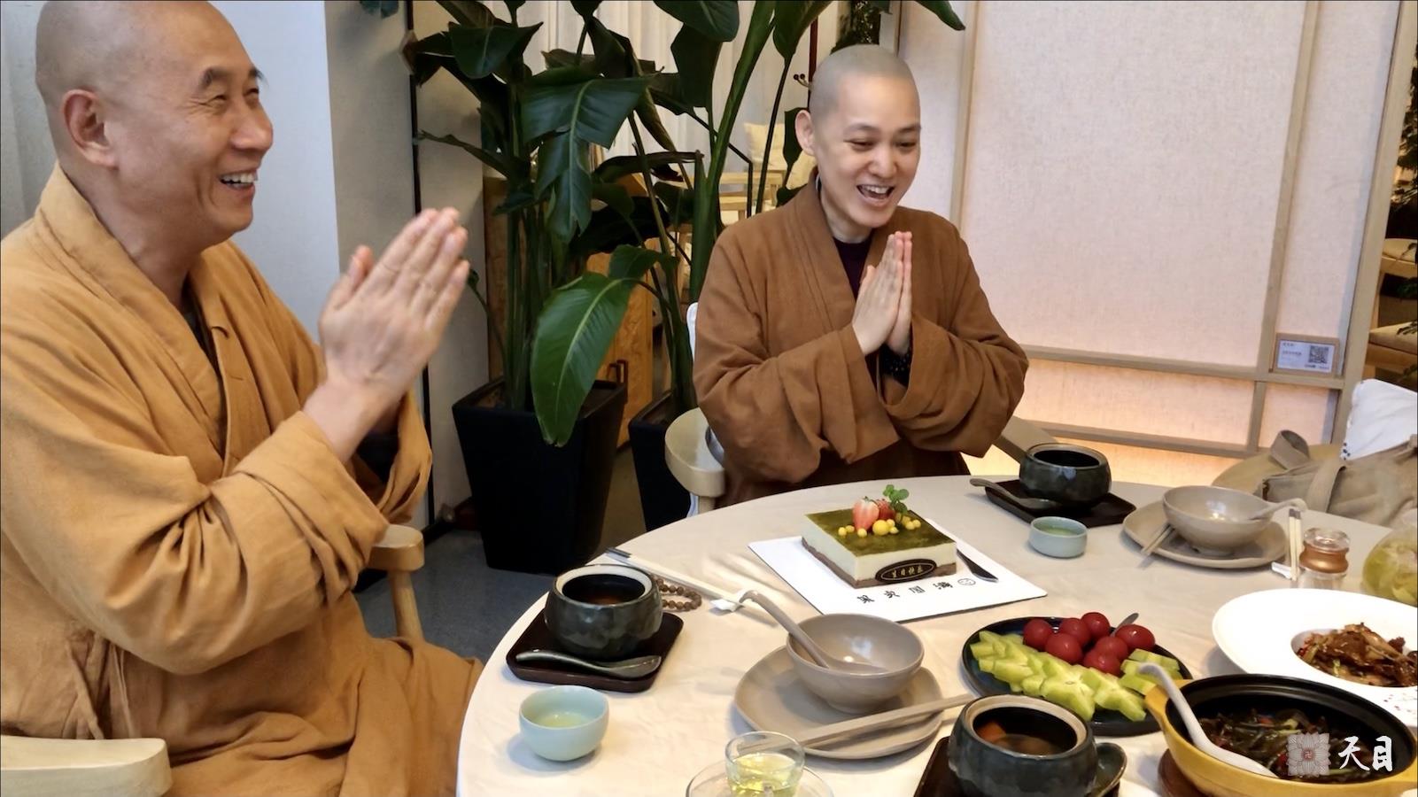20190112圣观法师在海口700度素食馆加持果实法师生日3