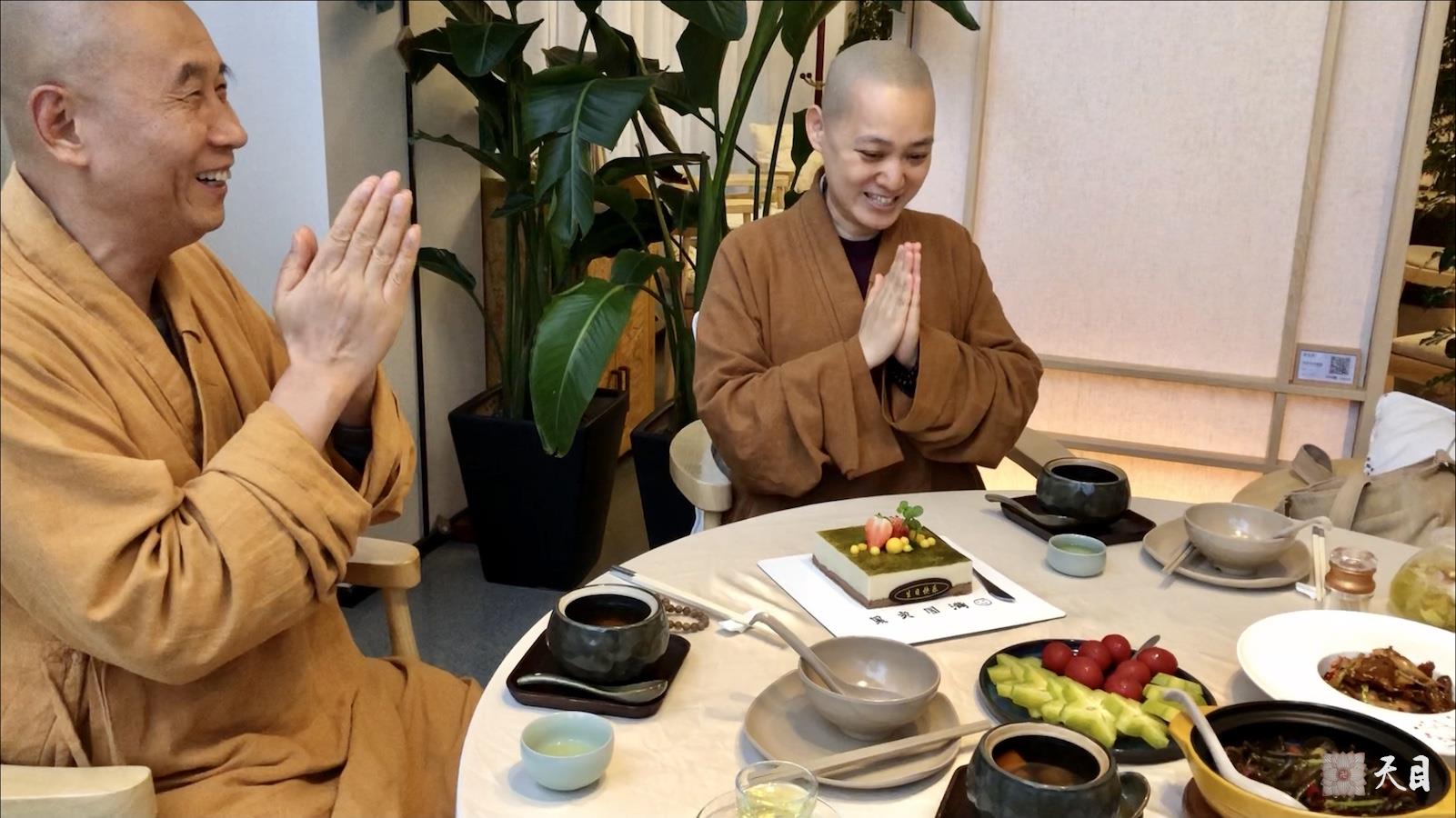 20190112圣观法师在海口700度素食馆加持果实法师生日3
