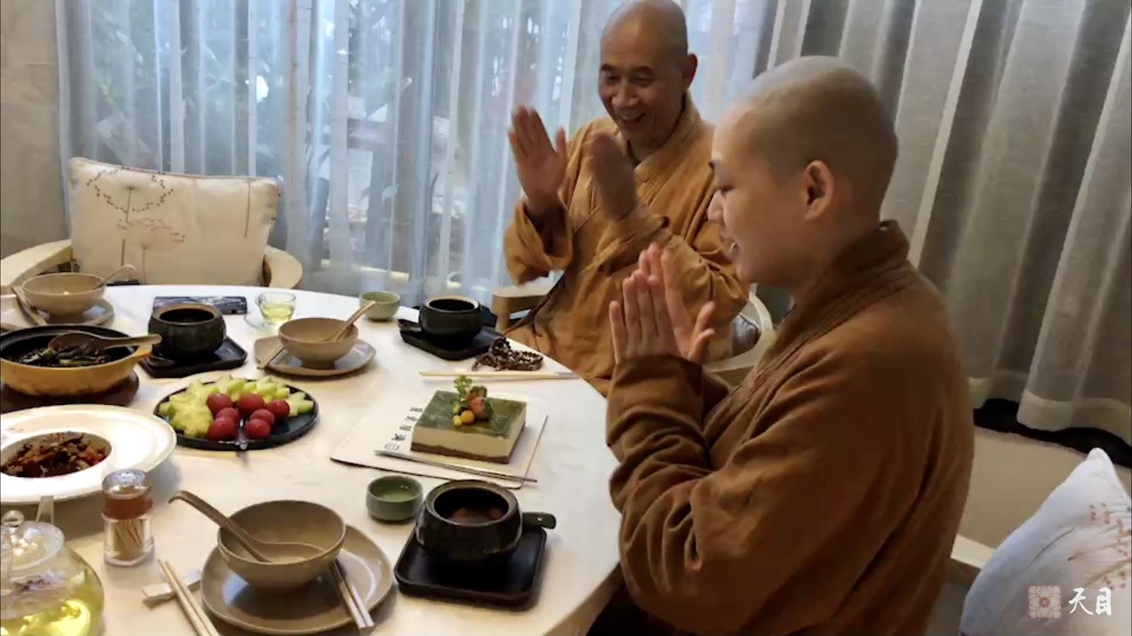 20190112圣观法师在海口700度素食馆加持果实法师生日3