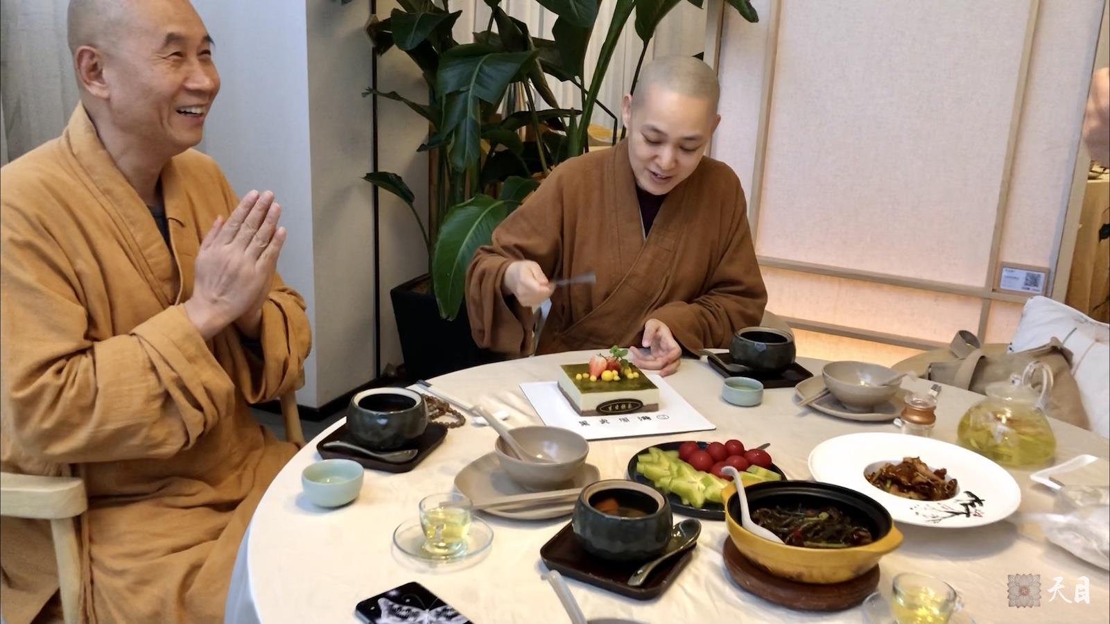 20190112圣观法师在海口700度素食馆加持果实法师生日3