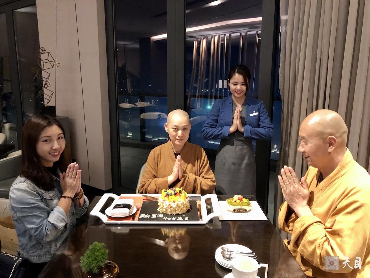 20190112圣观法师在海口万丽加持果实法师生日1
