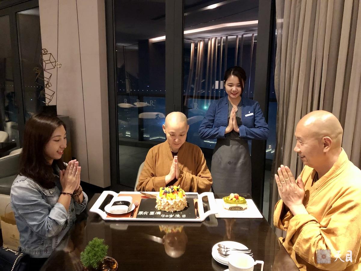 20190112圣观法师在海口万丽加持果实法师生日1