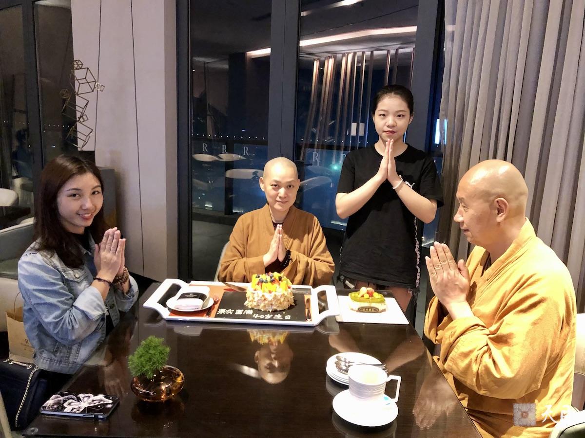 20190112圣观法师在海口万丽加持果实法师生日1