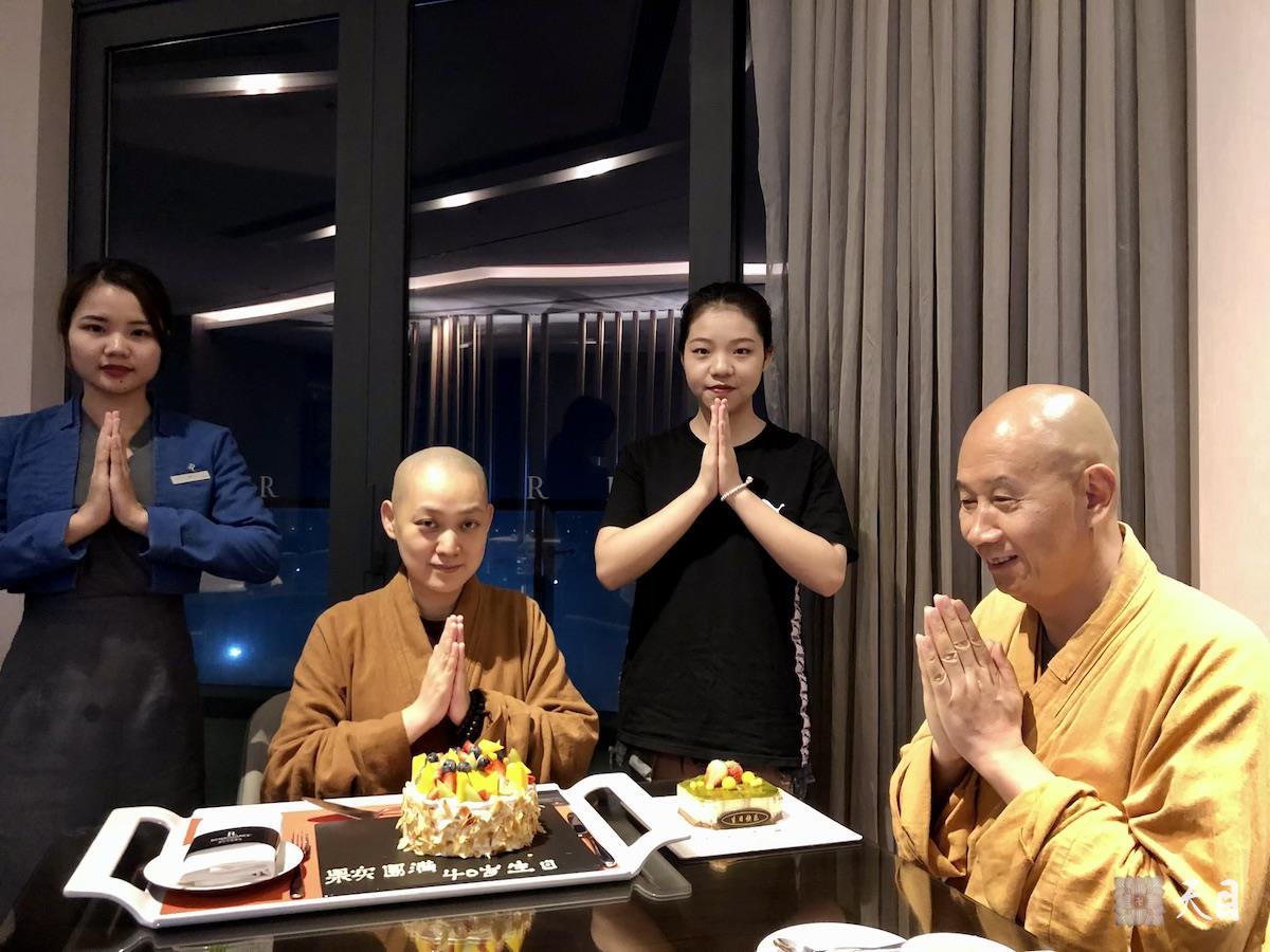 20190112圣观法师在海口万丽加持果实法师生日1