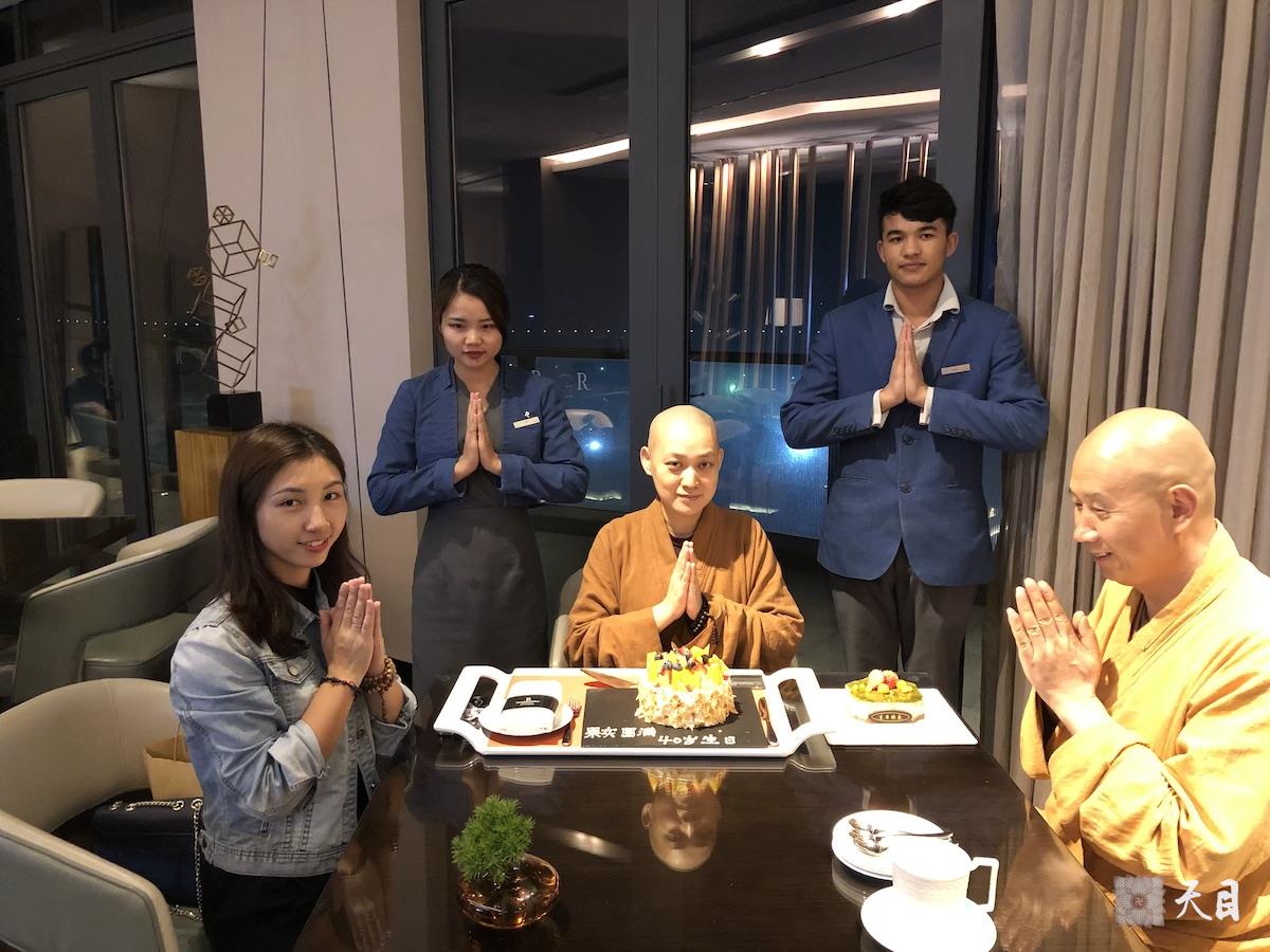 20190112圣观法师在海口万丽加持果实法师生日1