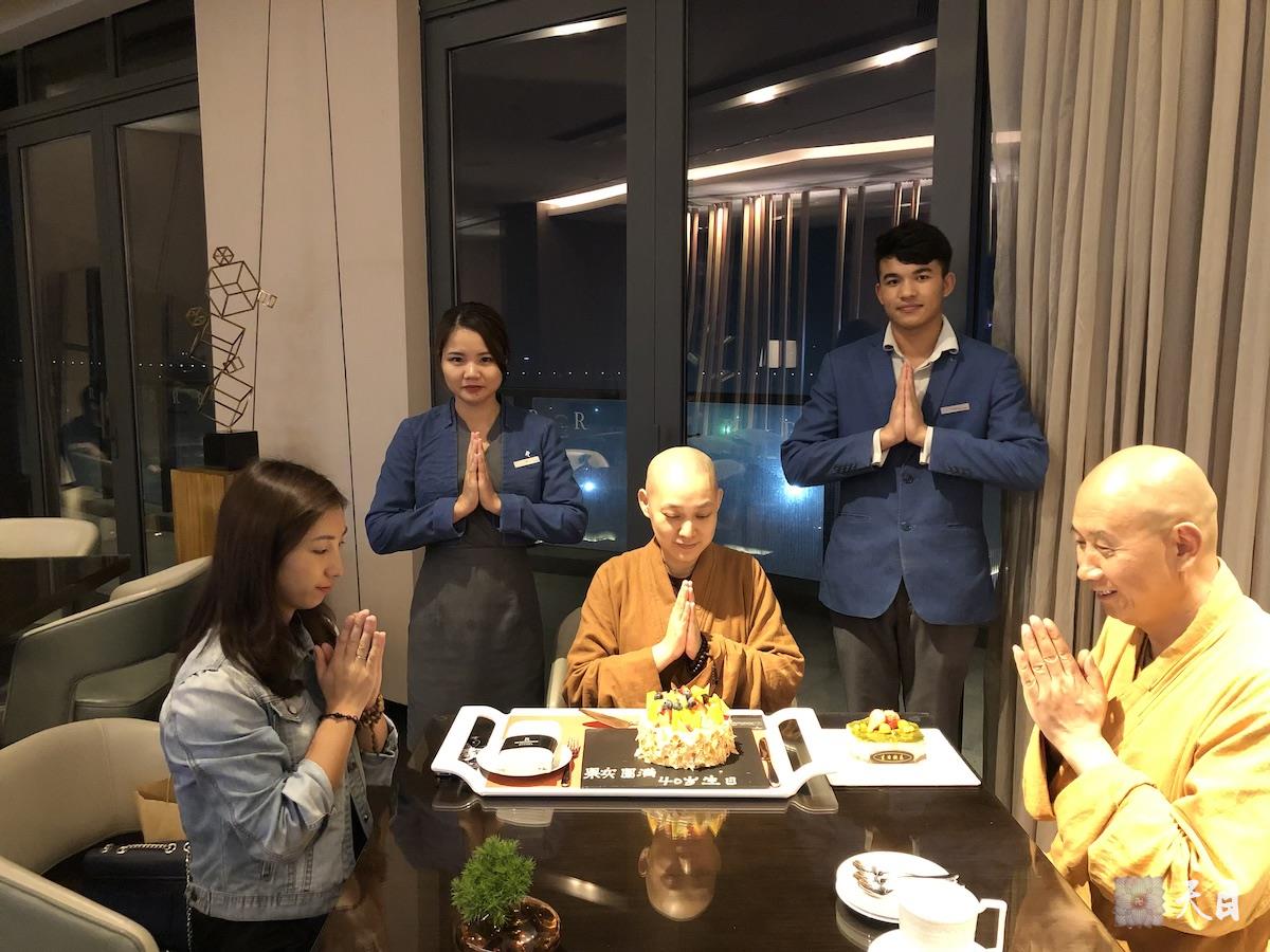 20190112圣观法师在海口万丽加持果实法师生日1