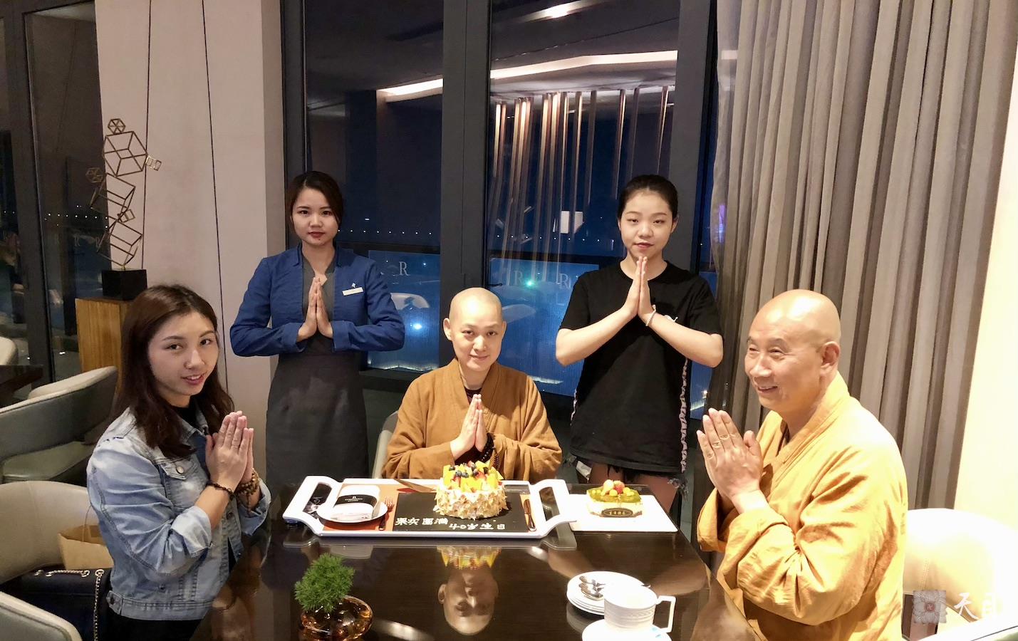 20190112圣观法师在海口万丽加持果实法师生日1