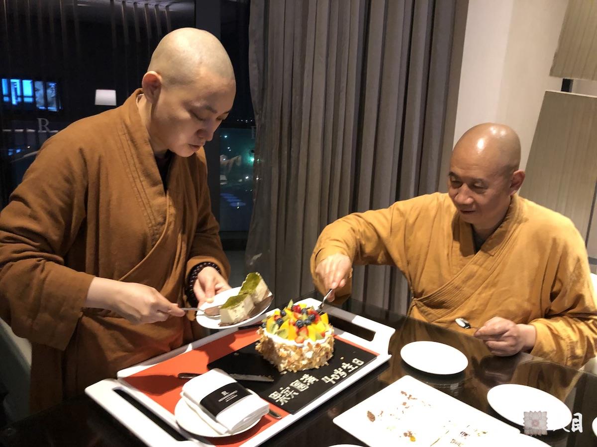 20190112圣观法师在海口万丽加持果实法师生日2