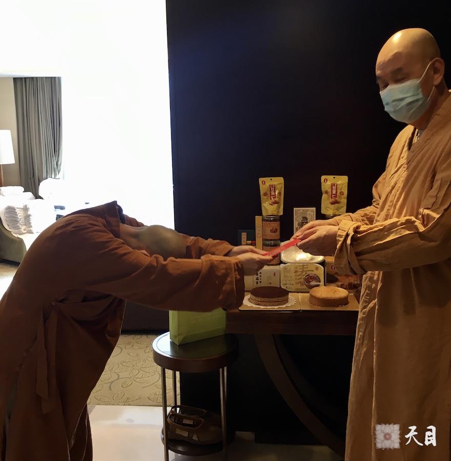 20210112圣观法师在广州粤海喜来登加持果实法师生日3