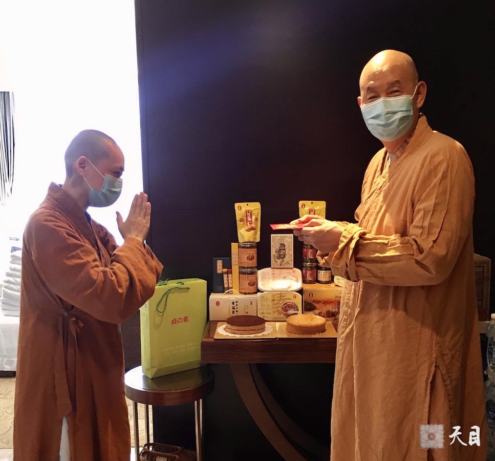 20210112圣观法师在广州粤海喜来登加持果实法师生日3