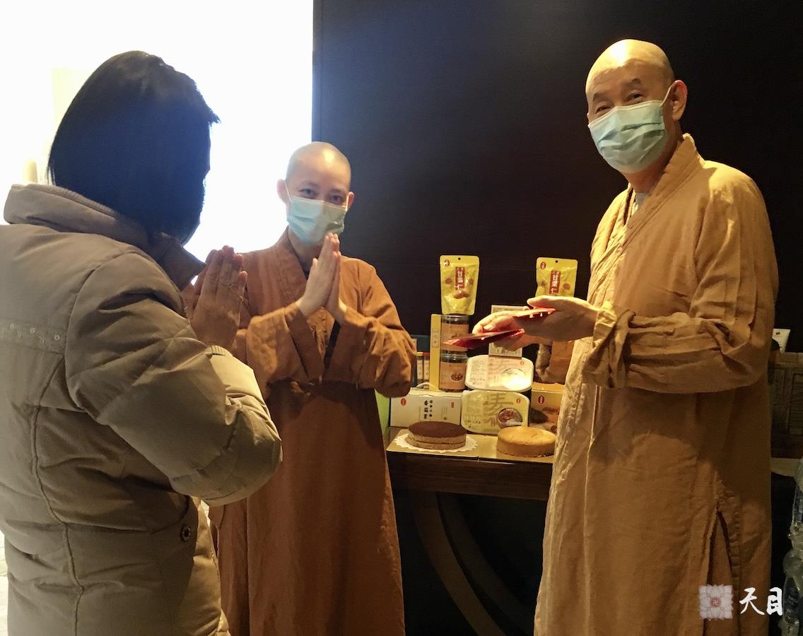 20210112圣观法师在广州粤海喜来登加持果实法师生日3