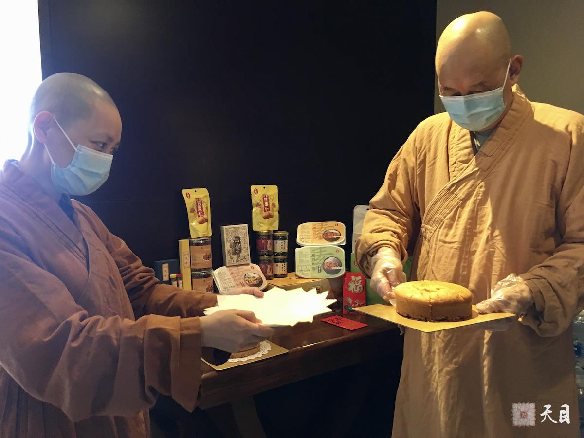 20210112圣观法师在广州粤海喜来登加持果实法师生日1