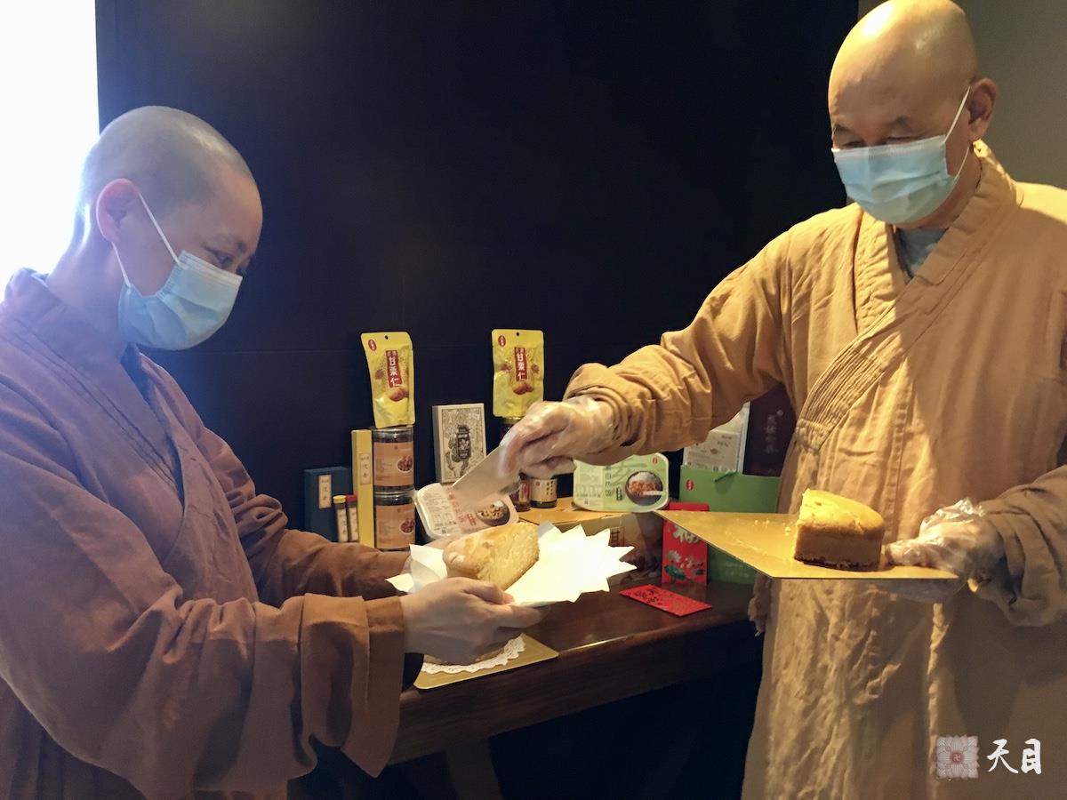 20210112圣观法师在广州粤海喜来登加持果实法师生日1