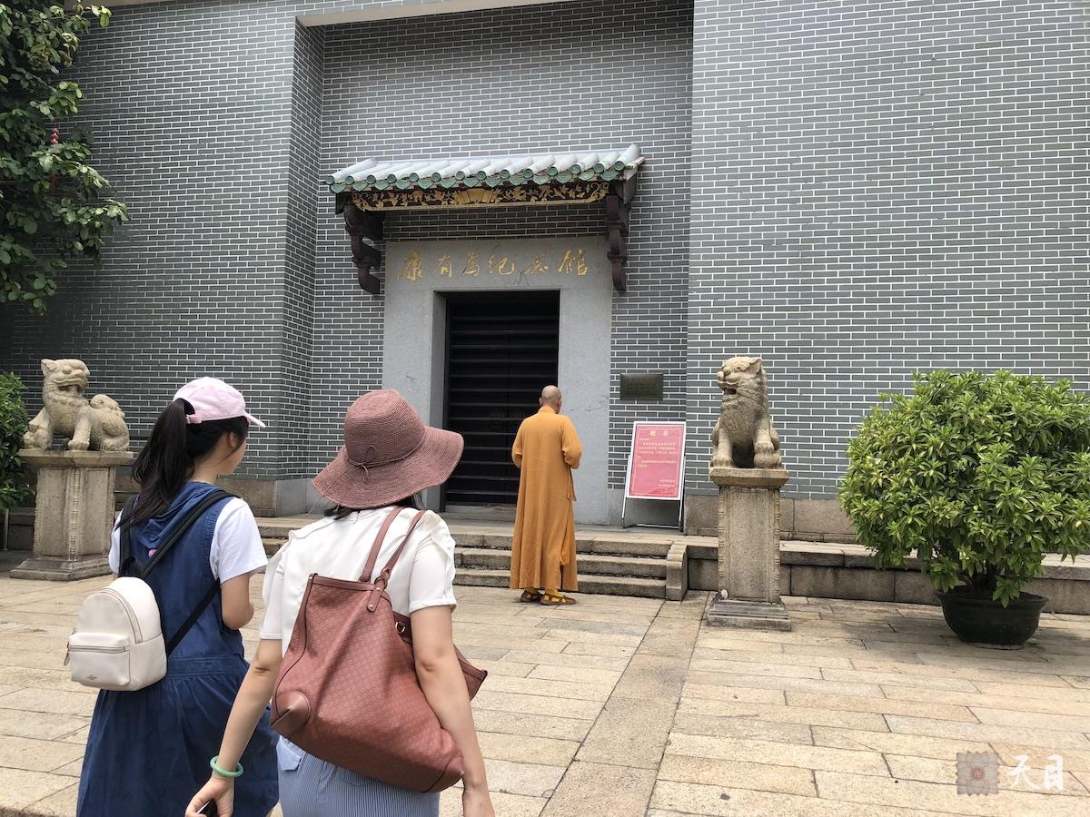 20180708圣观法师带领果实法师等弟子参观佛山南海丹灶的康有为故居6