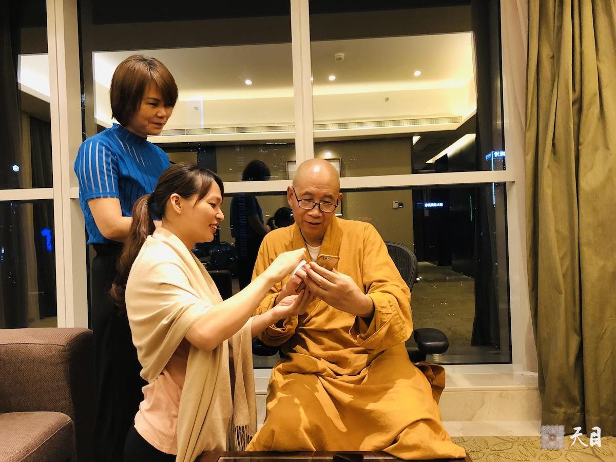 20180715圣观法师带领果实法师在广州粤海喜来登接见来自深圳的常云居士2