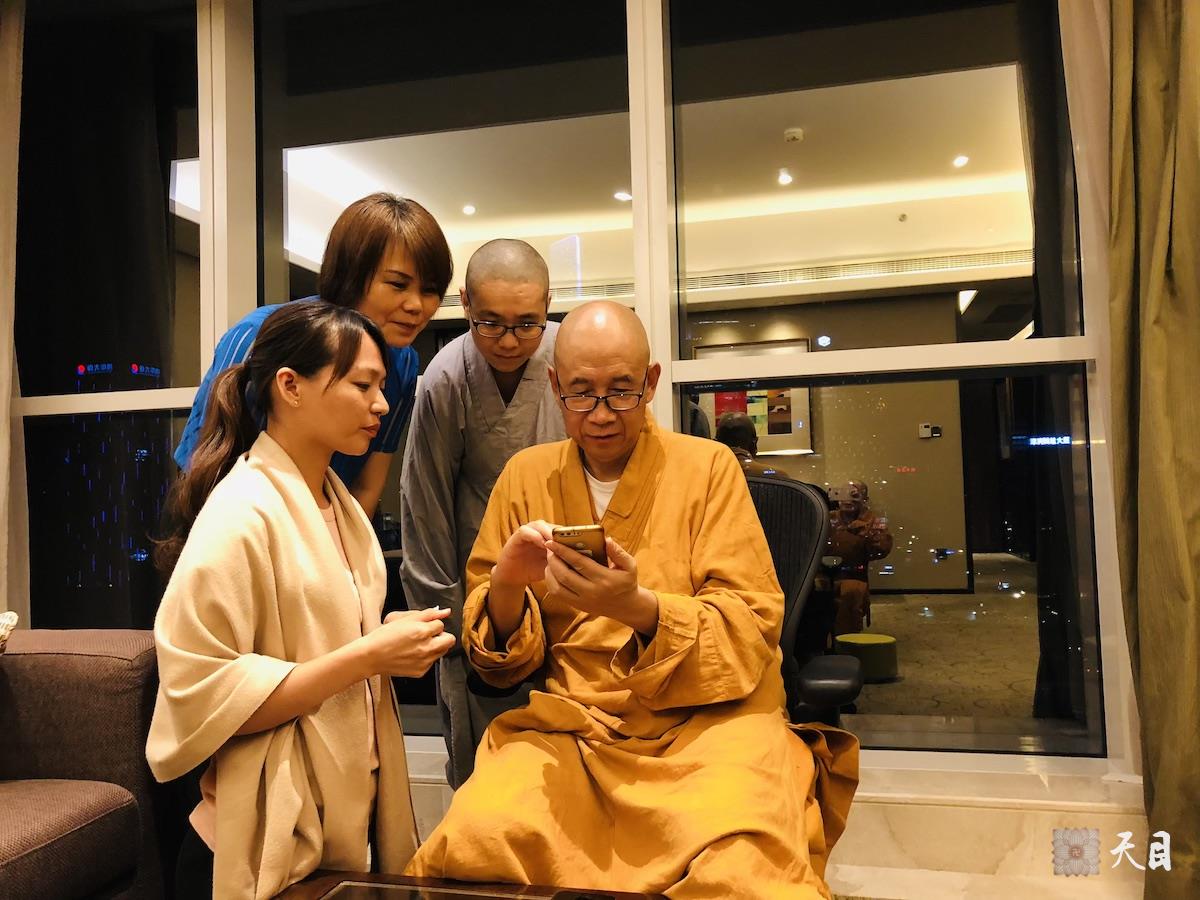 20180715圣观法师带领果实法师在广州粤海喜来登接见来自深圳的常云居士2
