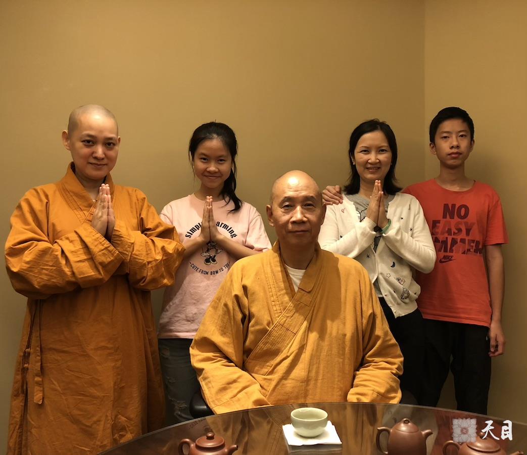 20180717果实法师跟随恩师圣观法师在广州粤海喜来登接受果信居士供养紫砂壶紫砂杯