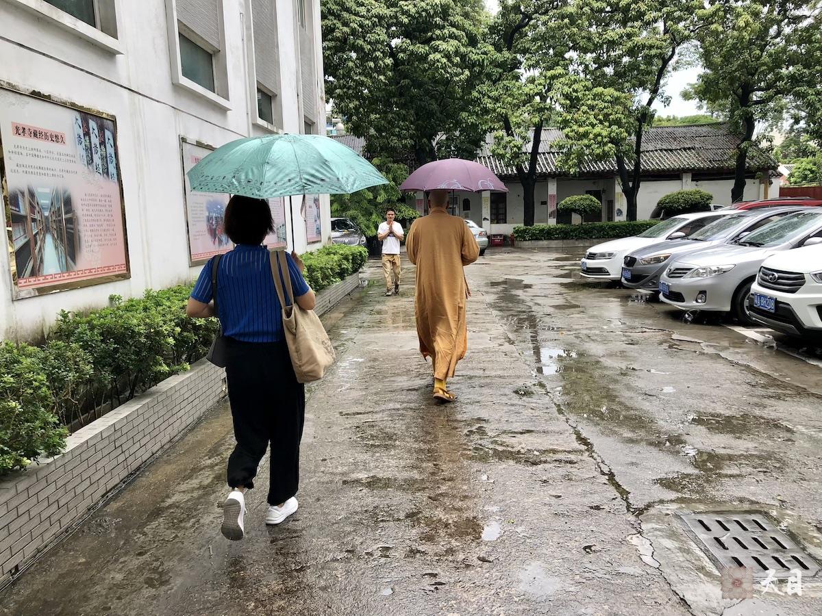 20180723圣观法师带领果实法师等弟子在广州光孝寺参学1