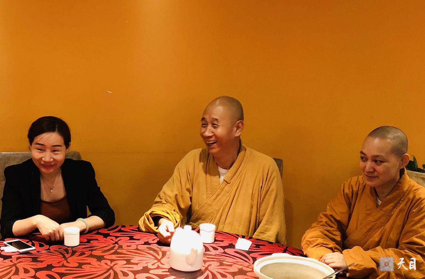 20180723果实法师跟随恩师圣观法师在广州应阿娇居士供养莲池荟素食馆