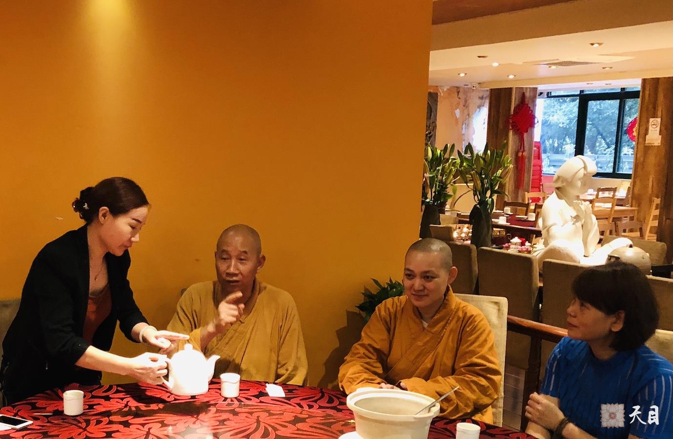 20180723果实法师跟随恩师圣观法师在广州应阿娇居士供养莲池荟素食馆