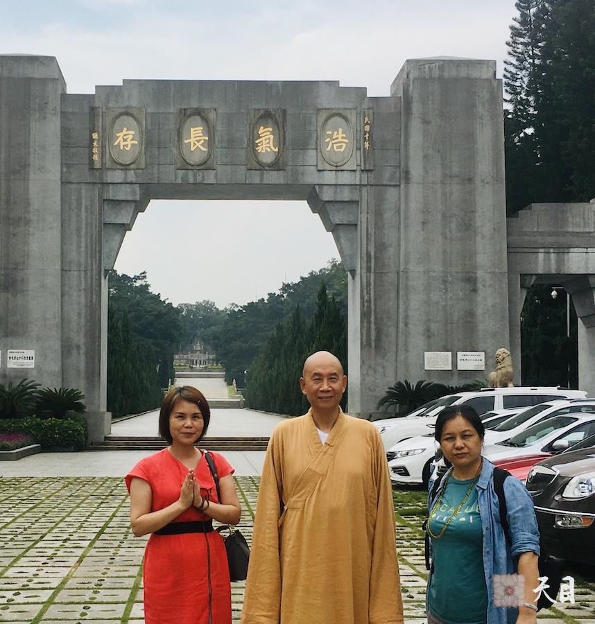 20180802圣观法师在广州瞻仰黄花岗七十二烈士墓园2