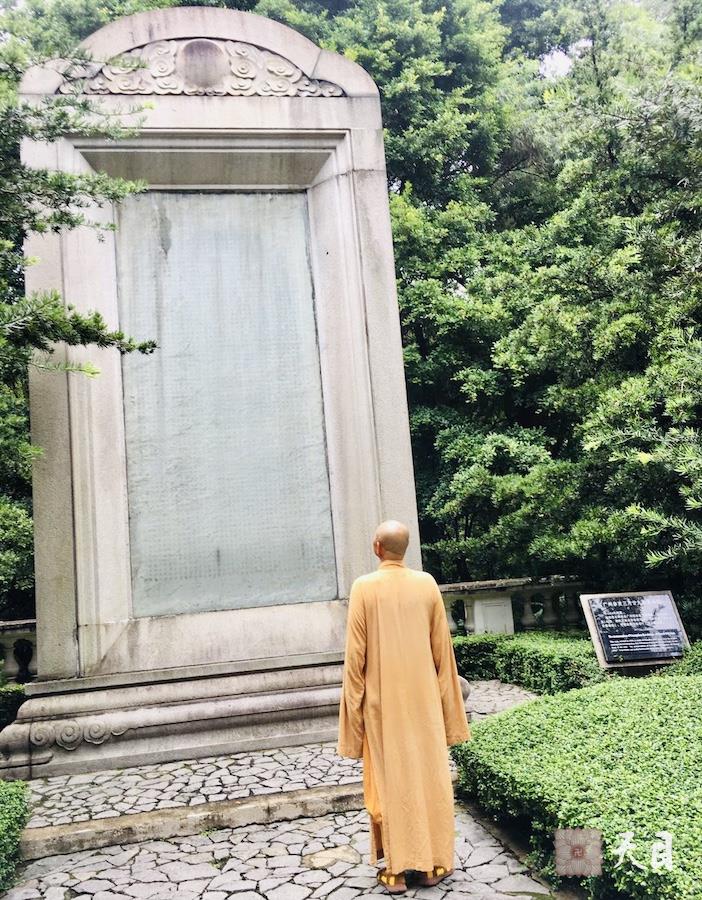 20180802圣观法师在广州瞻仰黄花岗七十二烈士墓园1