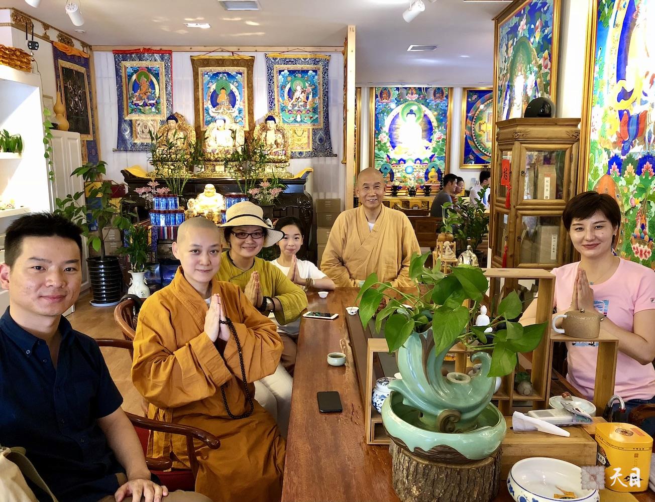 20180809果实法师领众跟随恩师圣观法师在西安绿度母道场藏传格鲁派寺院广仁寺对面的佛具店品潮州单枞茶