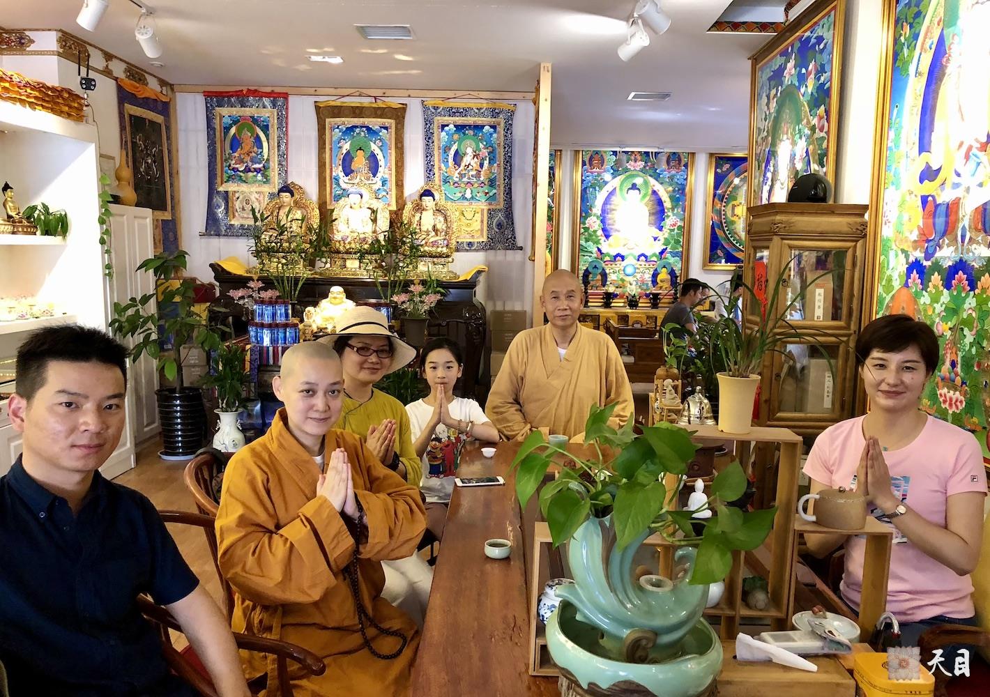 20180809果实法师领众跟随恩师圣观法师在西安绿度母道场藏传格鲁派寺院广仁寺对面的佛具店品潮州单枞茶