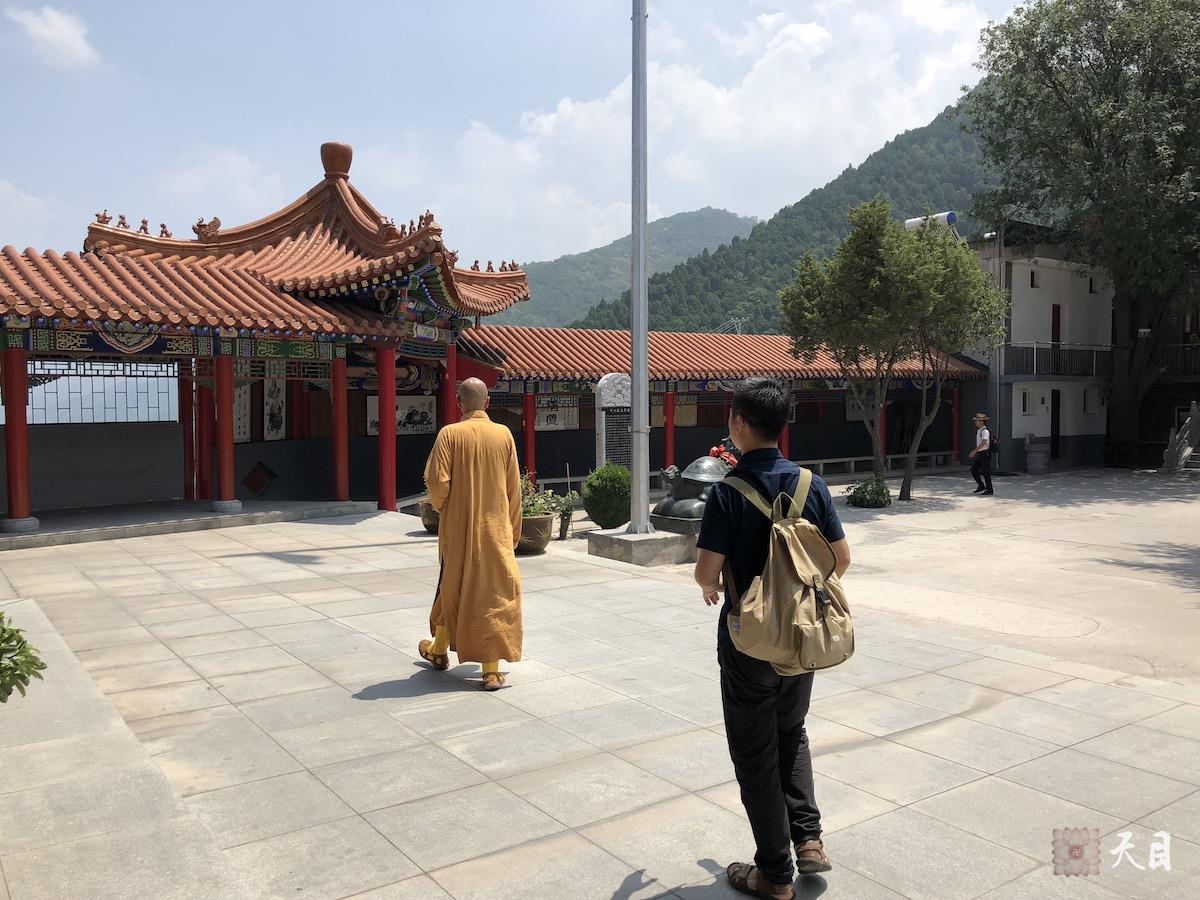 20180811圣观法师带领果实法师等弟子游览西安骊山在老母宫