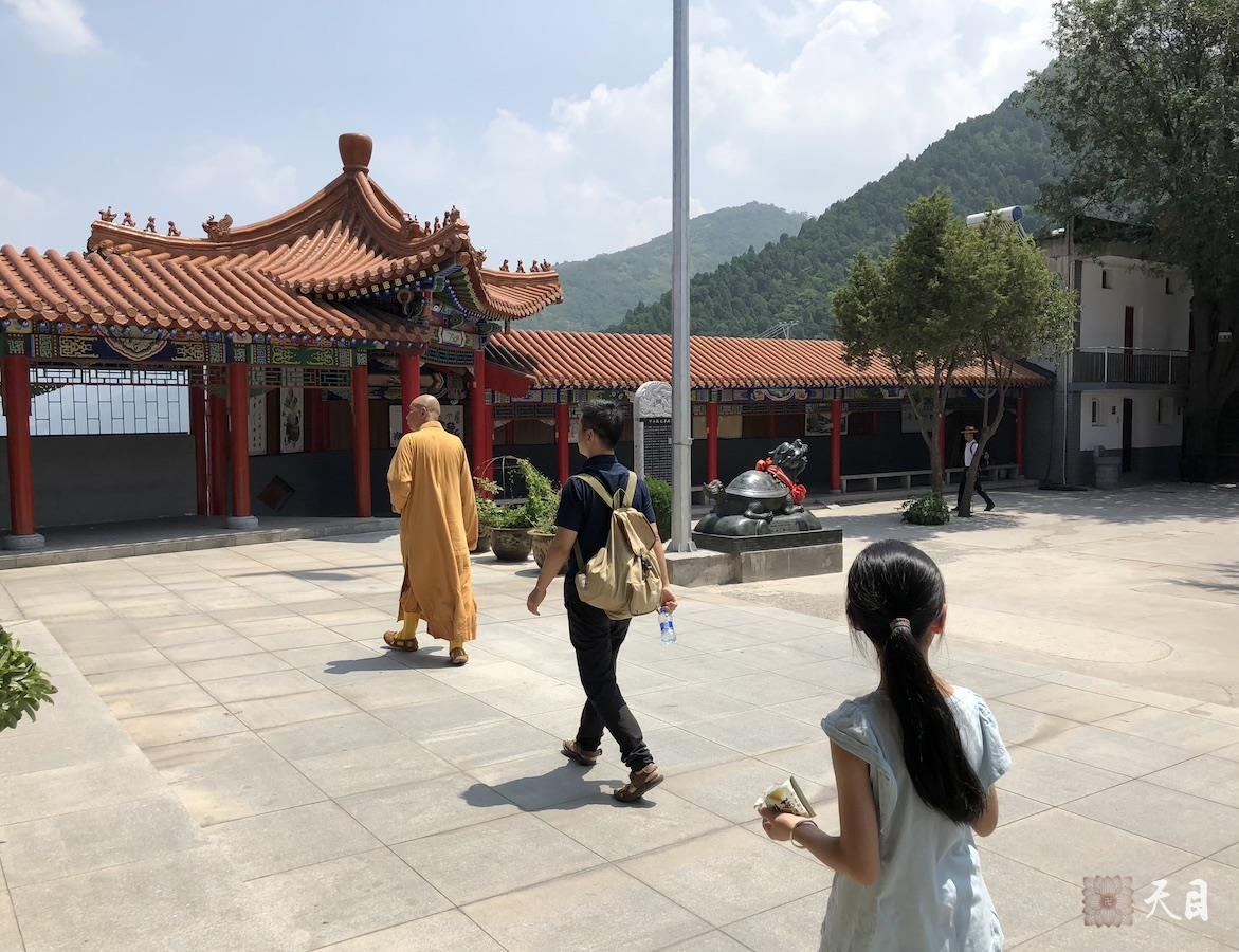 20180811圣观法师带领果实法师等弟子游览西安骊山在老母宫