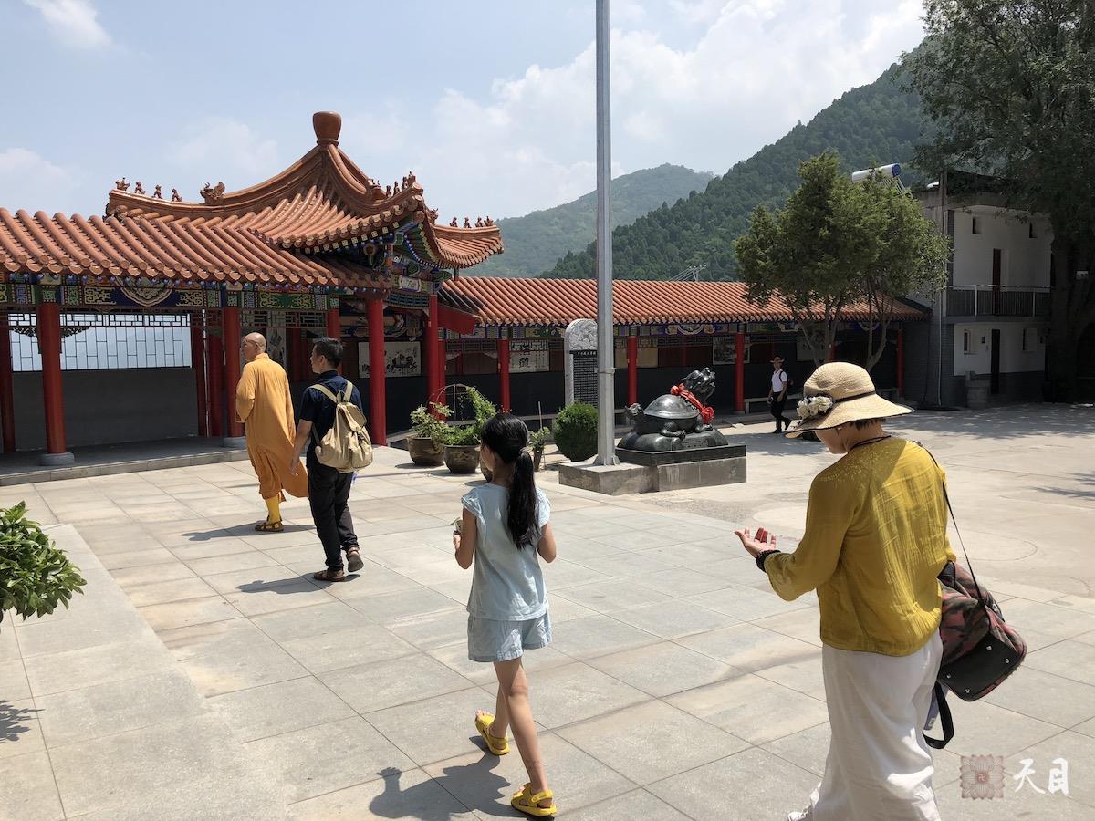 20180811圣观法师带领果实法师等弟子游览西安骊山在老母宫